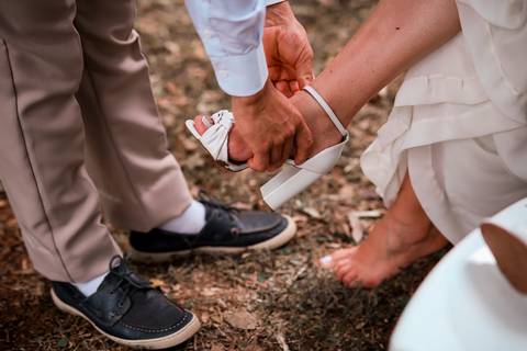 npoivo tirando a sandalia da noiva'