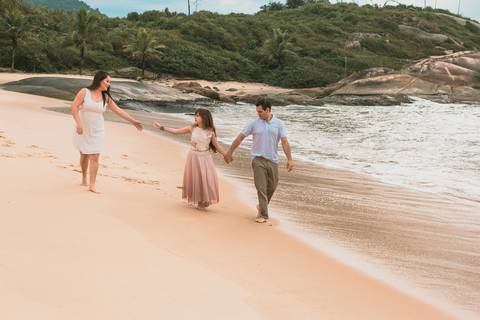 família cainhando na praia'