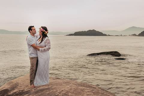 casal posando pra foto na praia'