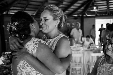 noiva emocionada abraçando a irmã'