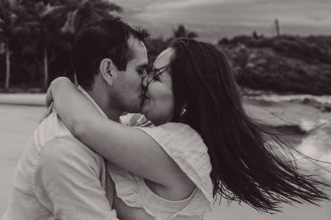 casal se beijando, foto em preto e branco'