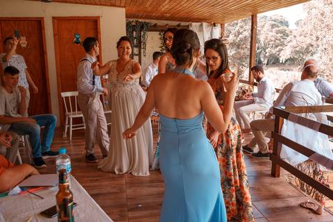 noiva e madrinhas dançando'