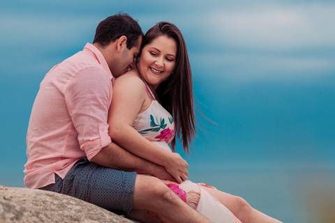 noivo beijando o pescoço da Noiva'