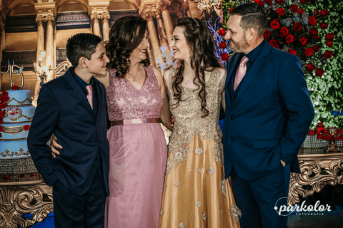 Parkolor fotografias
Gravataí, Glorinha, Santo Antônio
15 anos, debutante com sua familia, pose na decoração com sorriso, decoração da bela e da fera, vestido dourado de recepção '