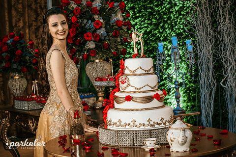 Parkolor fotografias
Gravataí, Glorinha, Santo Antônio
15 anos, debutante foto na decoração da Bela e da Fera vermelho e dourado com branco
make dourada com batom vermelho '