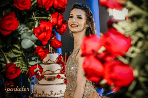 Parkolor fotografias
Gravataí, Glorinha, Santo Antônio
15 anos, debutante pose de rosto no meio das rosas vermelhas com filmagem ao fundo vestido elegante dourado e com pedras brilhantes '