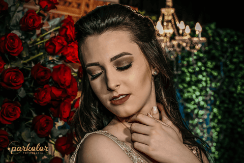 Parkolor fotografias
Gravataí, Glorinha, Santo Antônio
15 anos, debutante pose com braços cruzados de rosto com make a vista, lustre no fundo da fato com rosas vermelhas '