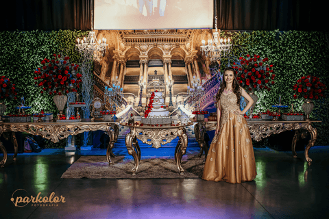 Parkolor fotografias
Gravataí, Glorinha, Santo Antônio
15 anos, debutante fazendo pose no meio do salão com decoração ao fundo, lustre grande e elegante, vestido dourado e longo 
flores vermelhas '