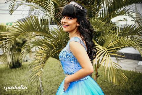 15 Anos, vestido pedra azul rodado com tiara de diamante
foto na frente do salão com paisagem verde ao fundo 
make elegante nude com cachos e franjinha 
Parkolor fotografias
Gravataí, Glorinha, Santo Antônio'