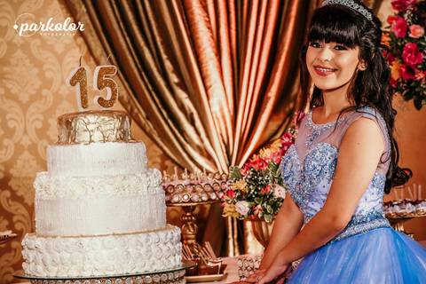 15 anos, Parkolor fotografias
Gravataí, Glorinha, Santo Antônio
foto debutante na decoração dourada com rosé,vestido azul brilhoso e rodado com muitas pedras'