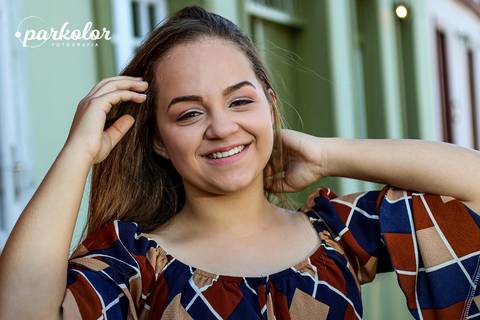 Parkolor fotografias
Gravataí, Glorinha, Santo Antônio
ensaio 15 anos debutante com sorriso e mãos no rosto look de ciganinha make nude '