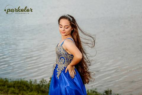 Parkolor fotografias
Gravataí, Glorinha, Santo Antônio
ensaio de 15 anos com seu vestido ao vento azul com pedras na beira no lago com tiara e vento no cabelo '