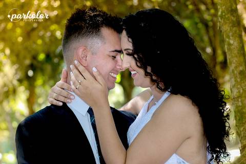 ensaio casamento, foto de rosto dos noivos no seu Pre Wedding, vetido branco lindo rodado com terno preto e paisagem '