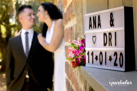 Pre Wedding, plaquinha de casamento com data da festa, noivos se abraçando e sorrindo para a foto com rosas e parede de pedras Parkolor fotografias
Gravataí
Glorinha, Santo Antônio '