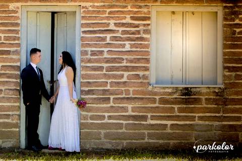 Parkolor fotografias Gravataí
Glorinha, Santo Antônio, Pre Wedding, foto na parede com janelas brancas, buque da noiva na mão'
