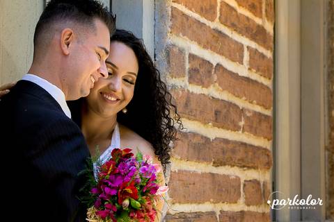 Pre Wedding, Parkolor fotografias Gravataí Glorinha, Santo Antônio,
foto dos noivos de rosto com muito carinho e amor, vestido branco longo, terno preto elegante, foto espontânea '