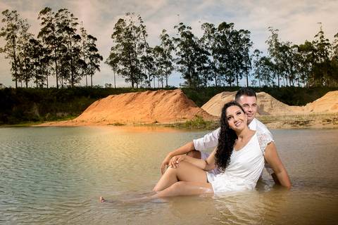 Pre Wedding
Parkolor fotografias
Gravataí, Glorinha, Santo Antônio
foto dos noivos na lagoa com agua na metade do corpo roupa toda branca, dunas de arreia com arvores ao redor, ensaio sensual e romântico '