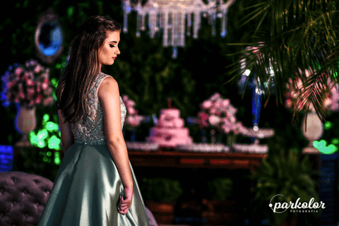 15 anos,laura fazendo pose na decoração com sofá  nude e lustre de pedras brilhosas parkolor fotografias
Gravataí
Glorinha, santo antônio '