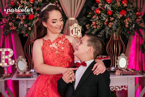 15 anos, vestido de festa longo laranja, irmão de terno com gravata vermelha, decoração rosa e laranja,vestido em renda 
parkolor fotografias
gravataí, Glorinha, santo antônio '