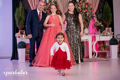 15 anos, vestido rodado lindo  e brilhoso, foto da família, sobrinha muito feliz com vestido vermelho na frente da decoração, parkolor fotografias
Gravataí
Glorinha, santo antônio '