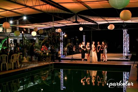 homenagem das amigas na festa de 15 anos da debutante no ar livre com toldos e globos de luz Gravataí-RS parkolor fotografia'