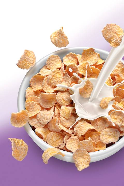Cereal con leche fresca en acción
Fotografía publicitaria de José Chiodini capturando un tazón de copos de maíz con leche en movimiento, transmitiendo frescura y energía en un desayuno saludable.'