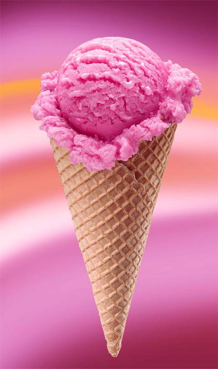 Helado artesanal en cucurucho
Fotografía publicitaria de José Chiodini de un cucurucho crocante con helado de frutilla intenso, resaltando textura y color para marcas de heladería y repostería.'
