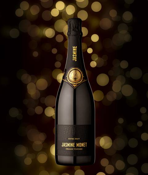 Botella de vino espumante premium
Fotografía publicitaria de José Chiodini destacando una botella de espumante con fondo elegante y luces doradas, transmitiendo lujo y sofisticación.'