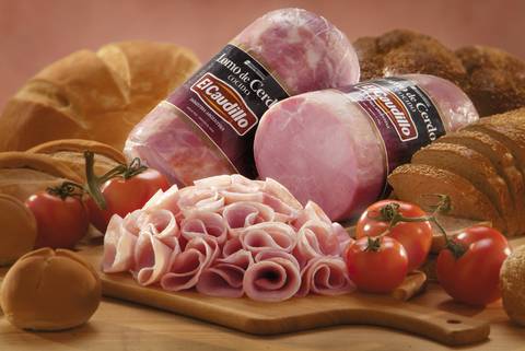 Fiambres y panificados con presentación gourmet
Fotografía publicitaria de José Chiodini mostrando fiambres en rodajas, tomates cherry y panes artesanales sobre tabla de madera, ideal para catálogos de charcutería y productos alimenticios.'