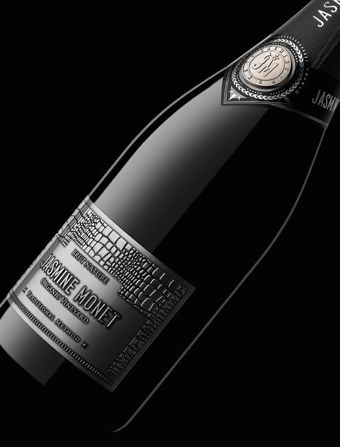 Botella de vino tinto elegante
Fotografía publicitaria de José Chiodini que destaca una botella de vino con etiqueta en relieve sobre fondo negro, transmitiendo exclusividad y sofisticación.'