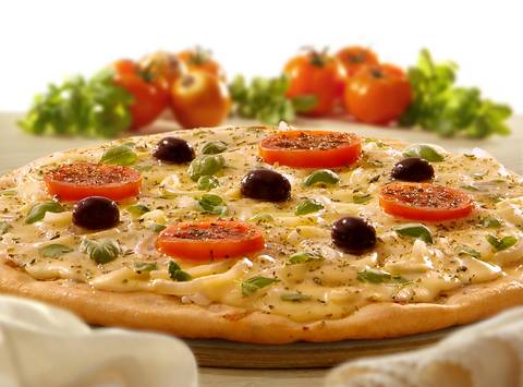 Pizza gourmet con vegetales frescos
Fotografía publicitaria de José Chiodini mostrando una pizza casera con tomate, aceitunas y morrón, acompañada de vegetales frescos al fondo, ideal para menús y promociones gastronómicas.'