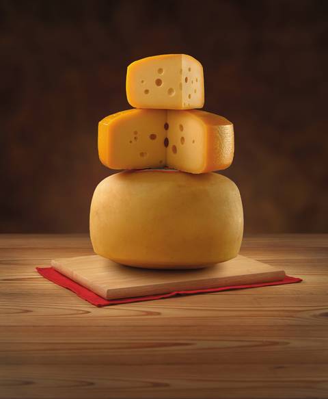 Quesos artesanales apilados en presentación gourmet
Fotografía publicitaria de José Chiodini mostrando quesos de diferentes tamaños y texturas en un montaje elegante, ideal para campañas gastronómicas y productos lácteos premium.'