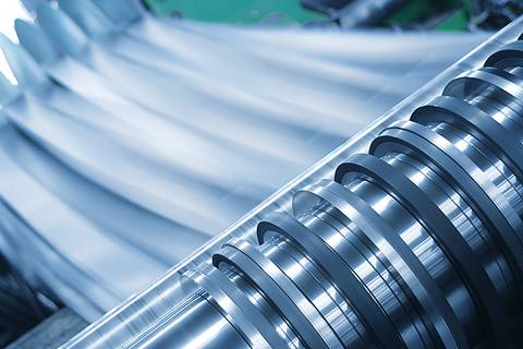 Bobinas de acero laminado
Fotografía publicitaria de José Chiodini capturando rollos de acero brillantes en una fábrica, transmitiendo fuerza y calidad en la industria metalúrgica.'