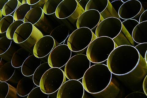 Tuberías metálicas apiladas
Fotografía publicitaria de José Chiodini mostrando caños industriales organizados en perspectiva, ideal para sectores de construcción, gas y petróleo.'