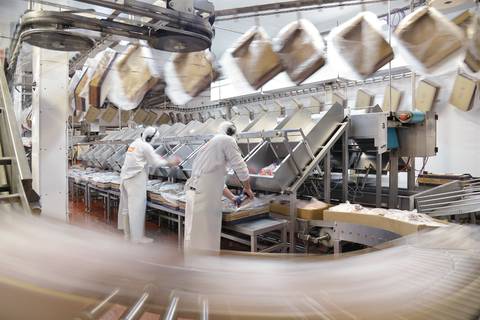 Planta industrial de producción alimenticia
Fotografía publicitaria de José Chiodini capturando trabajadores en una línea de producción industrial, resaltando higiene, tecnología y procesos automatizados.'