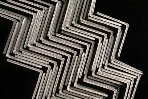 Perfiles metálicos industriales
Fotografía publicitaria de José Chiodini mostrando perfiles de acero en disposición geométrica, destacando resistencia y precisión para catálogos de industria metalúrgica.'