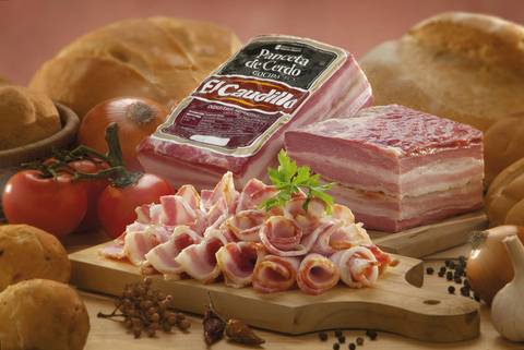 Fiambres y panceta artesanal con panes frescos
Fotografía publicitaria de José Chiodini que muestra una tabla con panceta, fiambres en finas rodajas, tomates y panes artesanales, destacando calidad y sabor gourmet.'