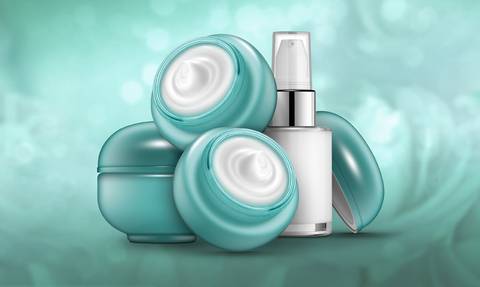 Cosméticos de lujo con envase turquesa
Fotografía publicitaria de José Chiodini que resalta cremas y lociones en envases modernos, transmitiendo cuidado de la piel, belleza y frescura.'