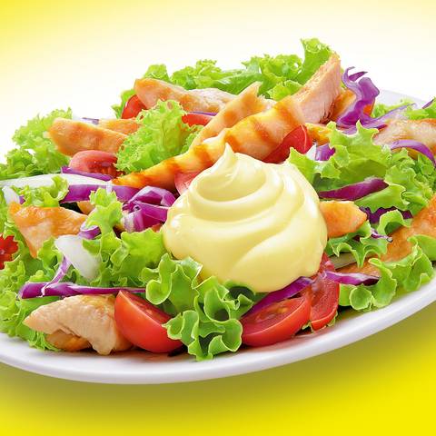 Ensalada fresca con mayonesa cremosa
Fotografía publicitaria de José Chiodini resaltando una ensalada colorida con lechuga, zanahoria, tomate y aderezo de mayonesa, ideal para campañas de alimentos saludables.'