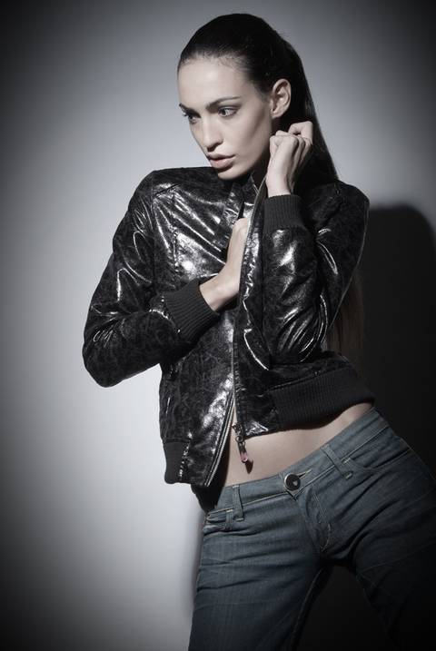 Moda urbana en cuero negro
Fotografía publicitaria de José Chiodini que muestra un retrato de moda con chaqueta de cuero negra en estilo juvenil y moderno, ideal para campañas de indumentaria urbana.'