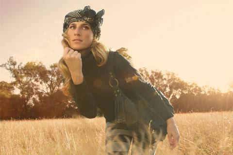 Producción de moda en exteriores
Fotografía publicitaria de José Chiodini con modelo en campo abierto, transmitiendo estilo, libertad y conexión con la naturaleza.'