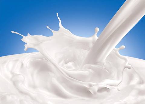 Leche fresca en movimiento
Fotografía publicitaria de José Chiodini capturando el impacto visual de la leche al ser vertida, representando pureza, frescura y naturalidad.'