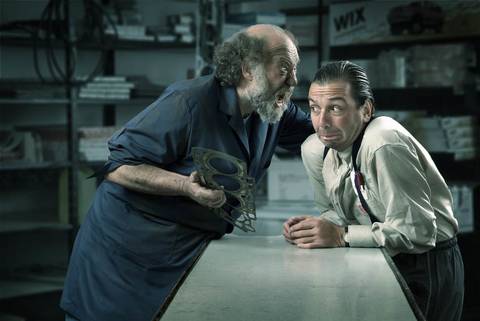 Diálogo entre maestros artesanos
Fotografía publicitaria de José Chiodini que refleja un momento íntimo de conversación entre dos hombres en taller, transmitiendo oficio, tradición y experiencia.'