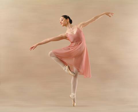 Bailarina clásica en pose de danza
Fotografía publicitaria de José Chiodini que resalta la gracia y elegancia de una bailarina de ballet en vestido rosa, destacando movimiento y arte escénico.'