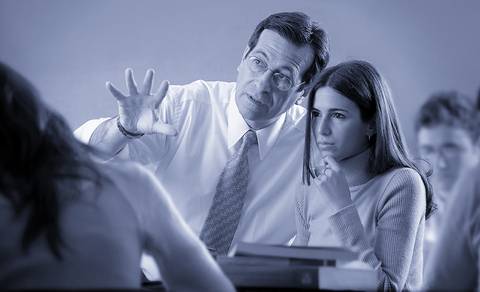 Profesor guiando a estudiante
Fotografía publicitaria de José Chiodini que representa el vínculo educativo entre docente y alumna, transmitiendo enseñanza, orientación y confianza.'
