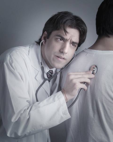 Médico revisando paciente con estetoscopio
Fotografía publicitaria de José Chiodini mostrando la relación médico-paciente, transmitiendo confianza, profesionalismo y cuidado en la salud.'