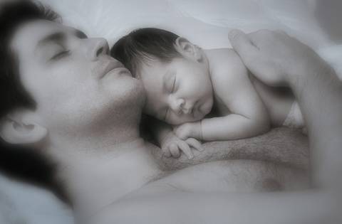 Padre descansando con su bebé
Fotografía publicitaria de José Chiodini que muestra un momento tierno y emotivo de un padre con su hijo recién nacido, ideal para campañas familiares y de cuidado infantil.'