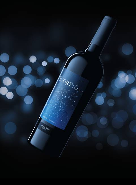 Botella de vino tinto premium Scorpio
Fotografía publicitaria de José Chiodini destacando una botella de vino elegante con etiqueta azul estrellada, transmitiendo lujo y exclusividad.'