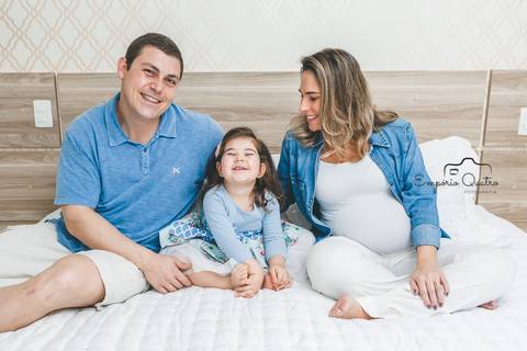 ensaio gestante lifestyle com criança em casa'