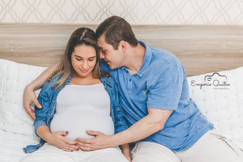 ensaio gestante pai segurando a barriga da mãe'